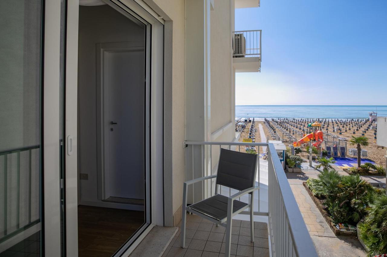 Hotel Boston 3 Stelle Superior Frontemare Lido di Jesolo Bagian luar foto