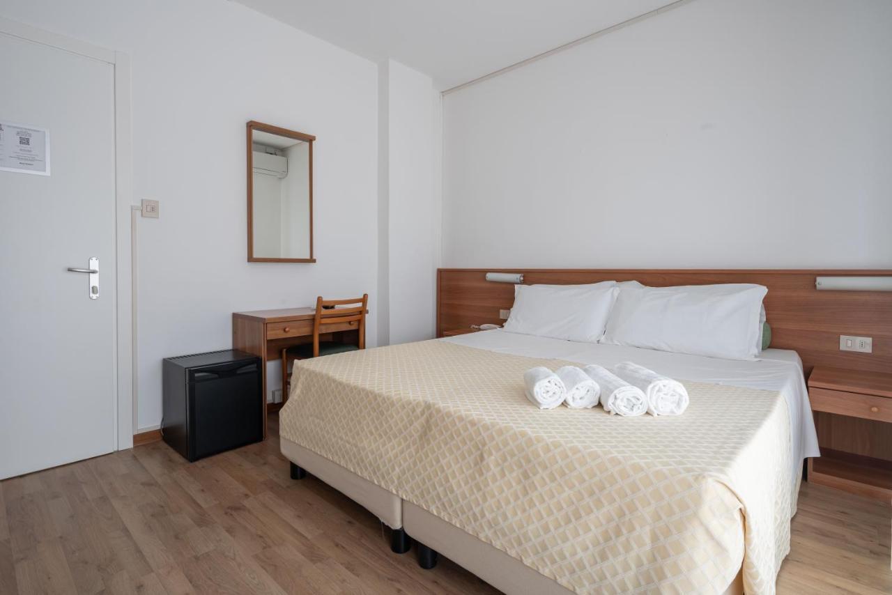 Hotel Boston 3 Stelle Superior Frontemare Lido di Jesolo Bagian luar foto