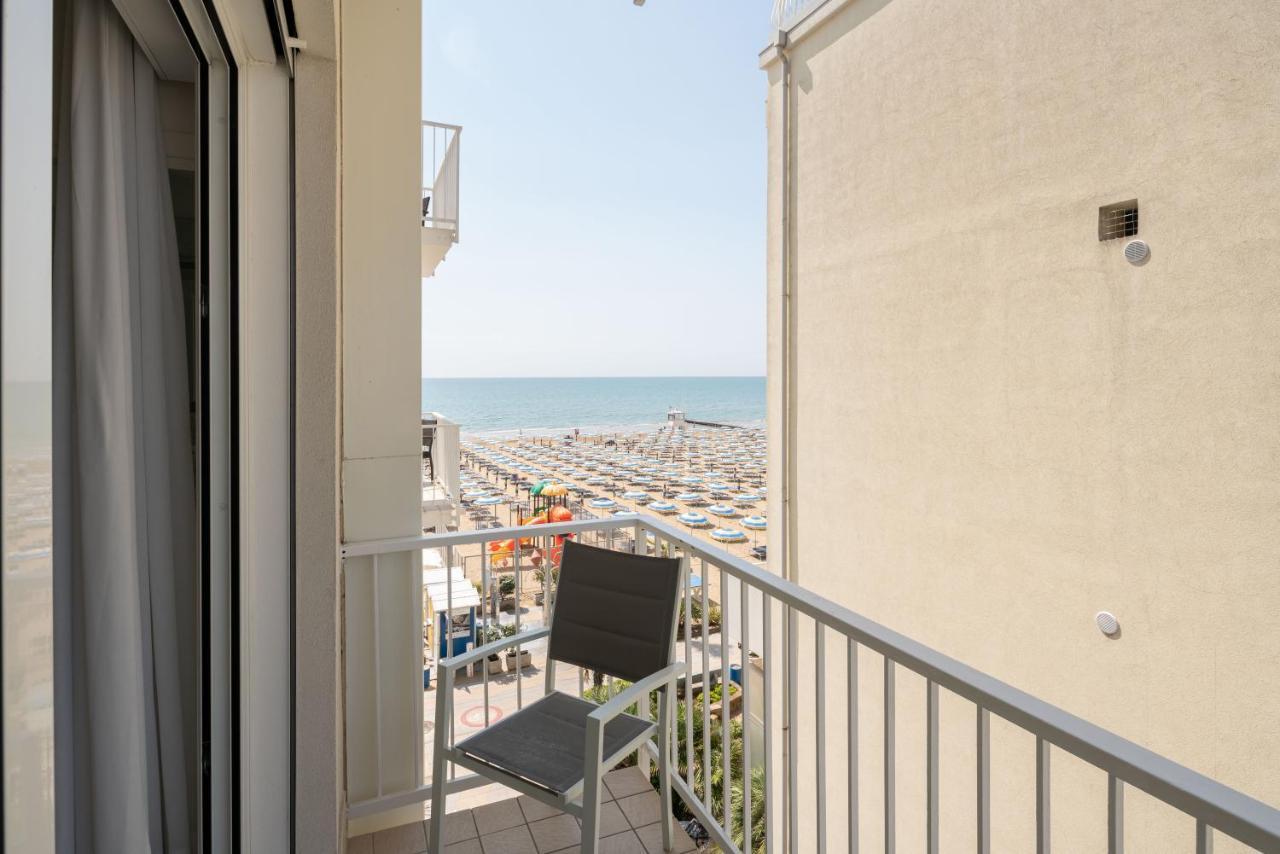 Hotel Boston 3 Stelle Superior Frontemare Lido di Jesolo Bagian luar foto