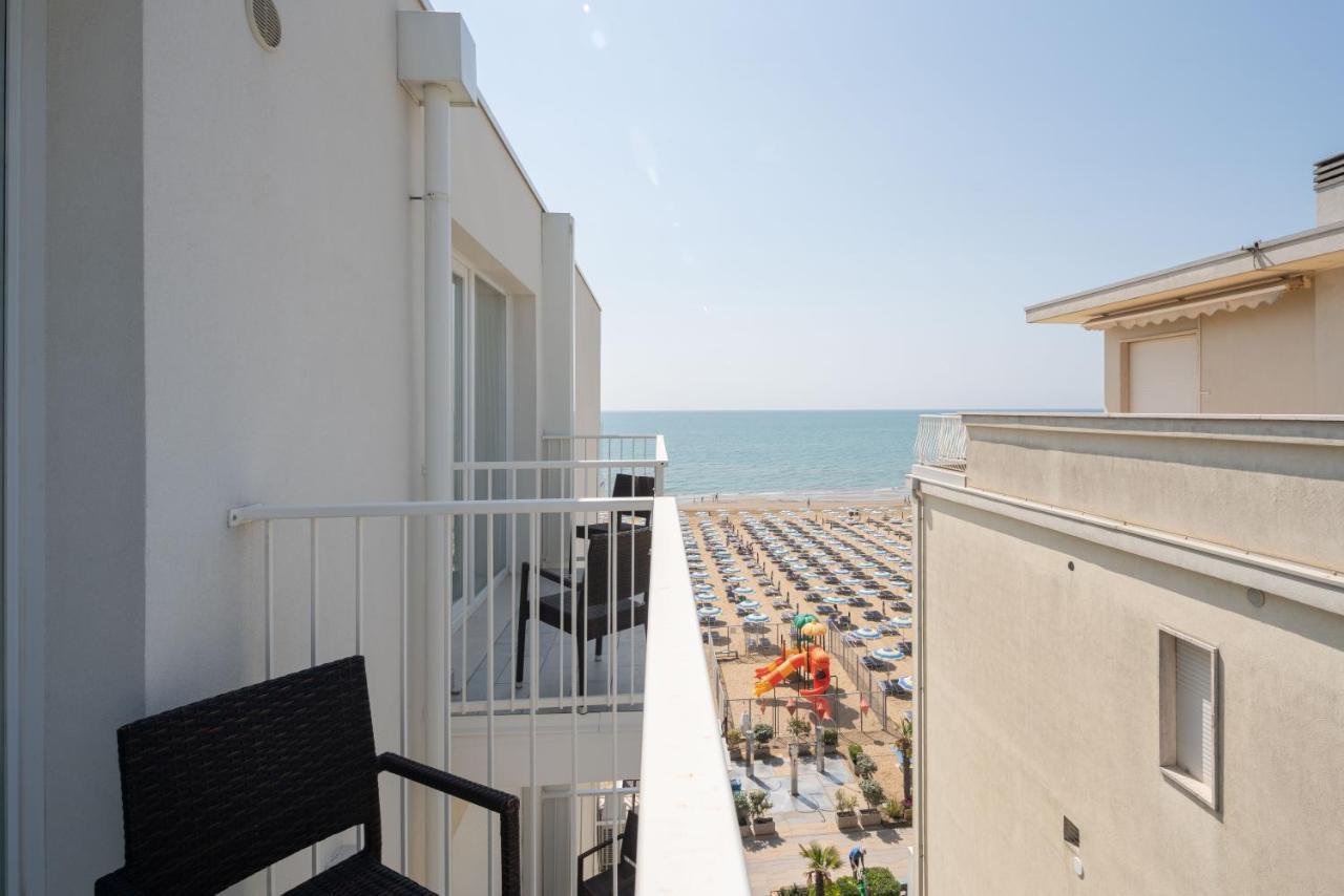 Hotel Boston 3 Stelle Superior Frontemare Lido di Jesolo Bagian luar foto