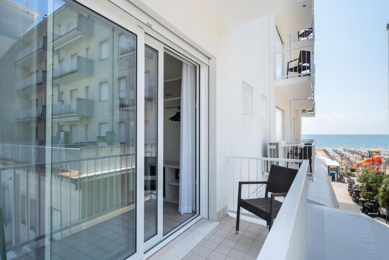 Hotel Boston 3 Stelle Superior Frontemare Lido di Jesolo Bagian luar foto