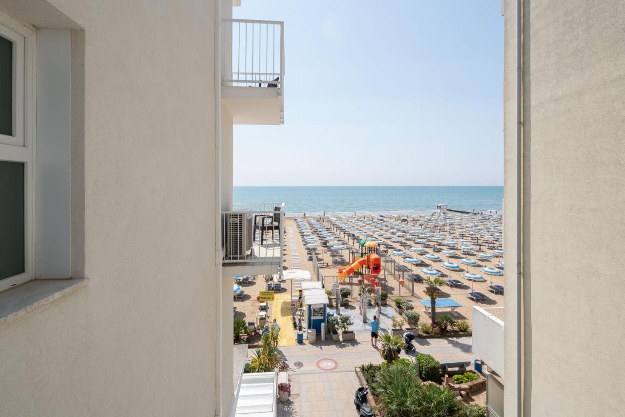Hotel Boston 3 Stelle Superior Frontemare Lido di Jesolo Bagian luar foto