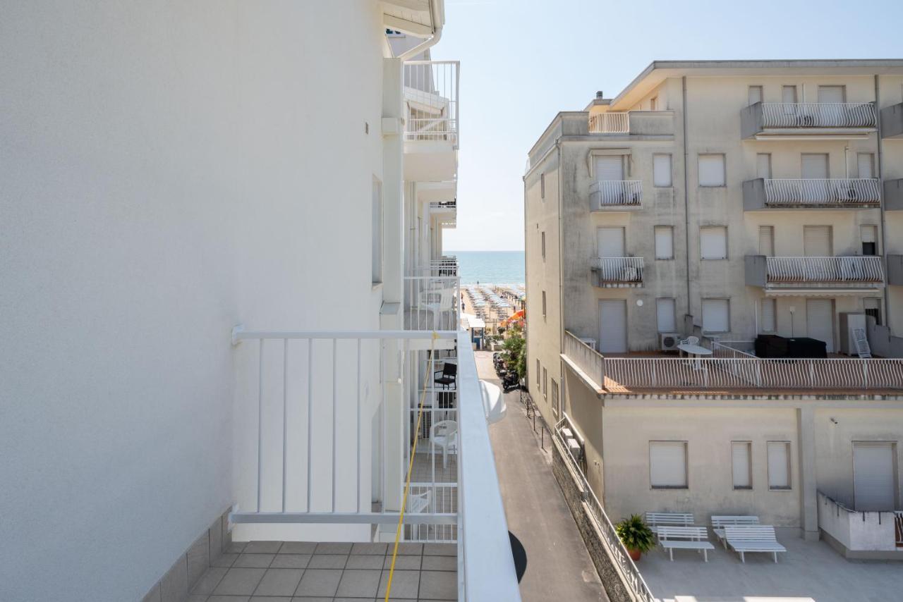 Hotel Boston 3 Stelle Superior Frontemare Lido di Jesolo Bagian luar foto