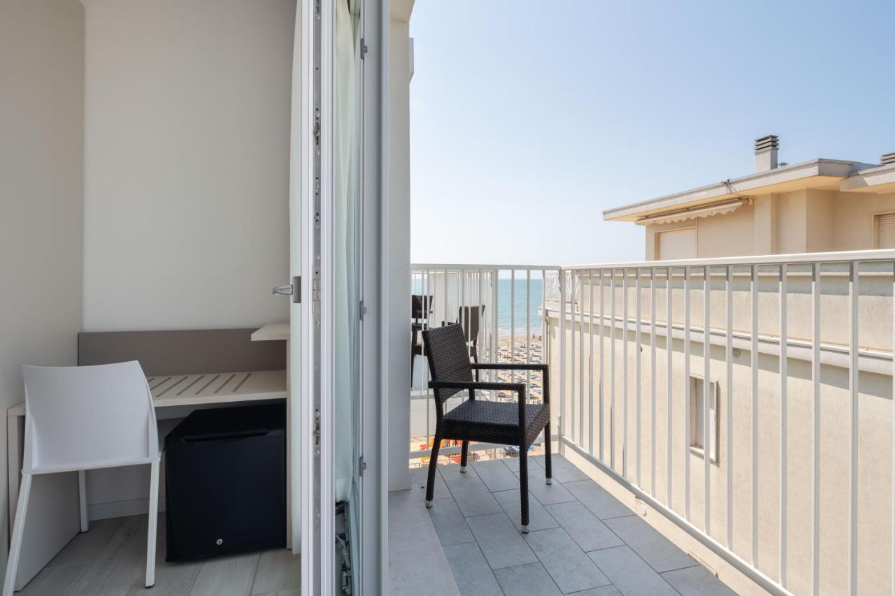 Hotel Boston 3 Stelle Superior Frontemare Lido di Jesolo Bagian luar foto
