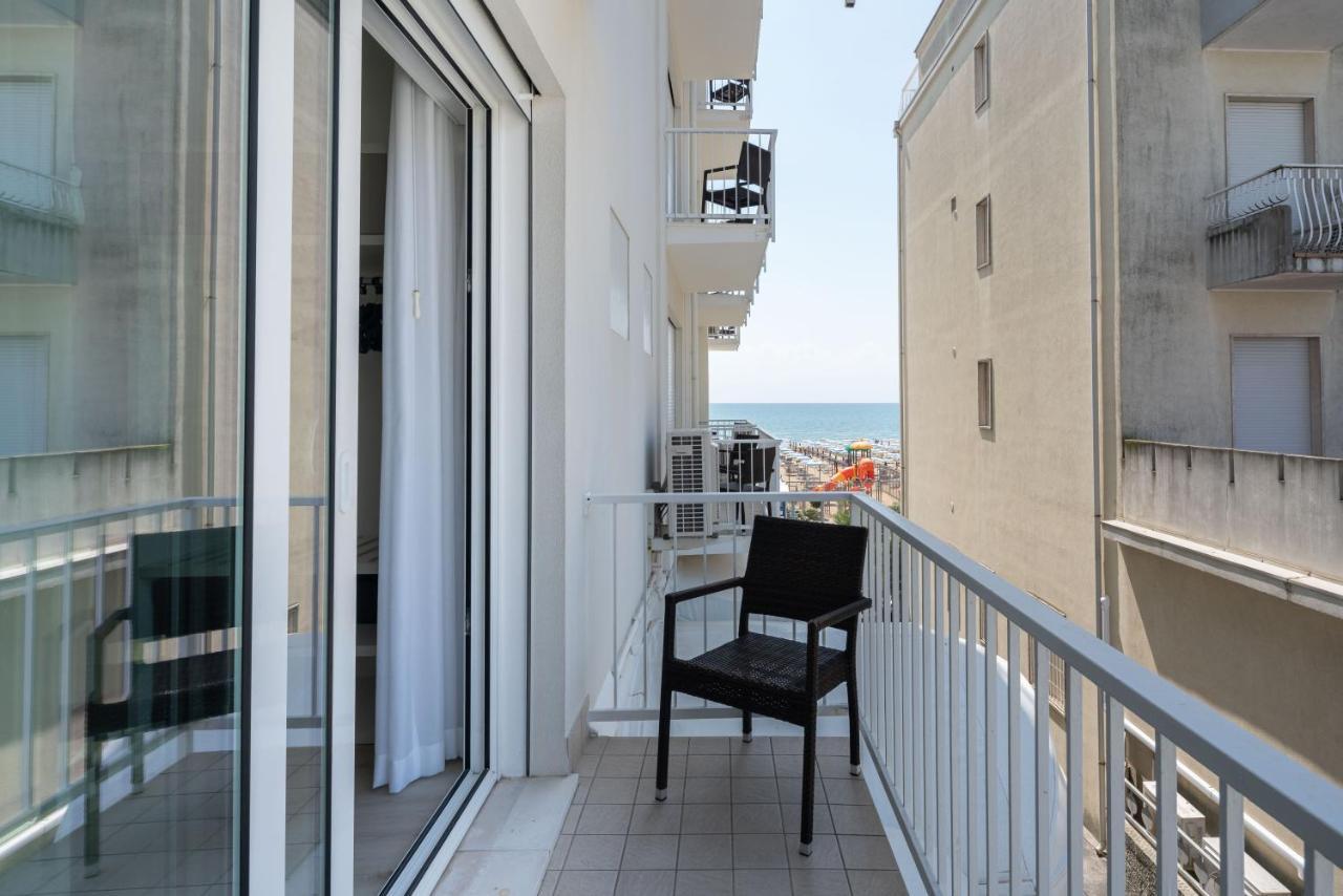 Hotel Boston 3 Stelle Superior Frontemare Lido di Jesolo Bagian luar foto